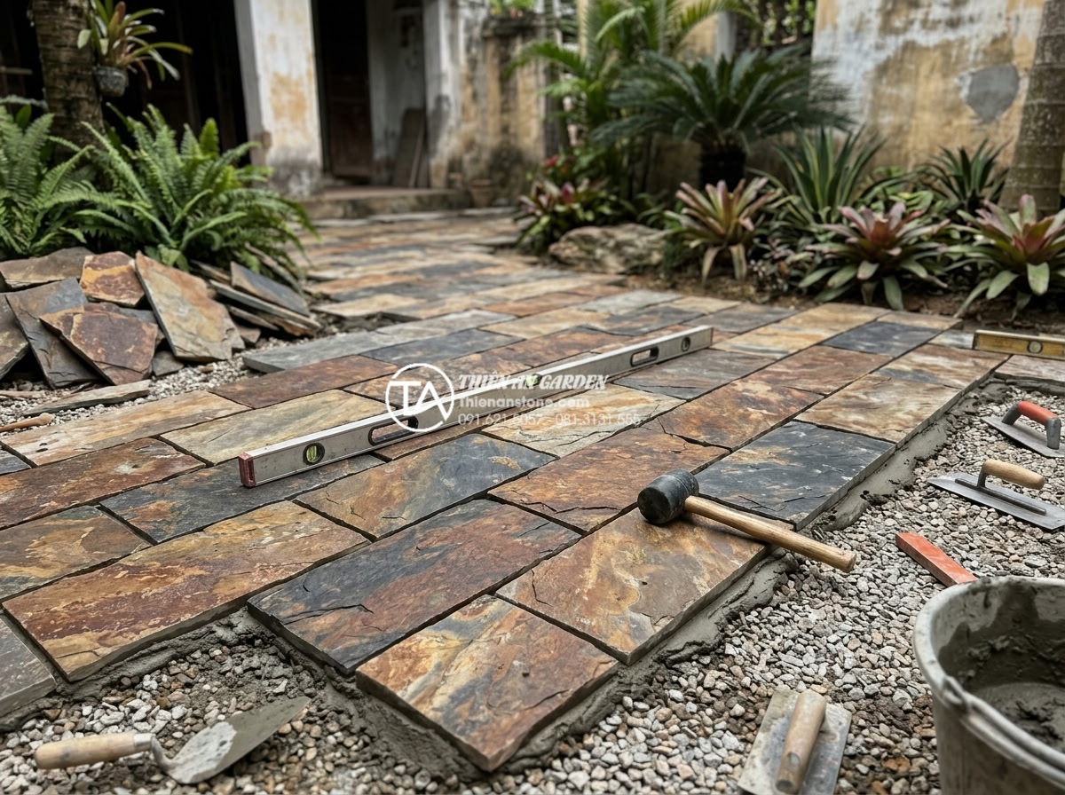 Review độ bền đá rối đen Lai Châu khi lát đường đi ô tô - Professional team correctly installing black Lai Chau stone to avoid common erro