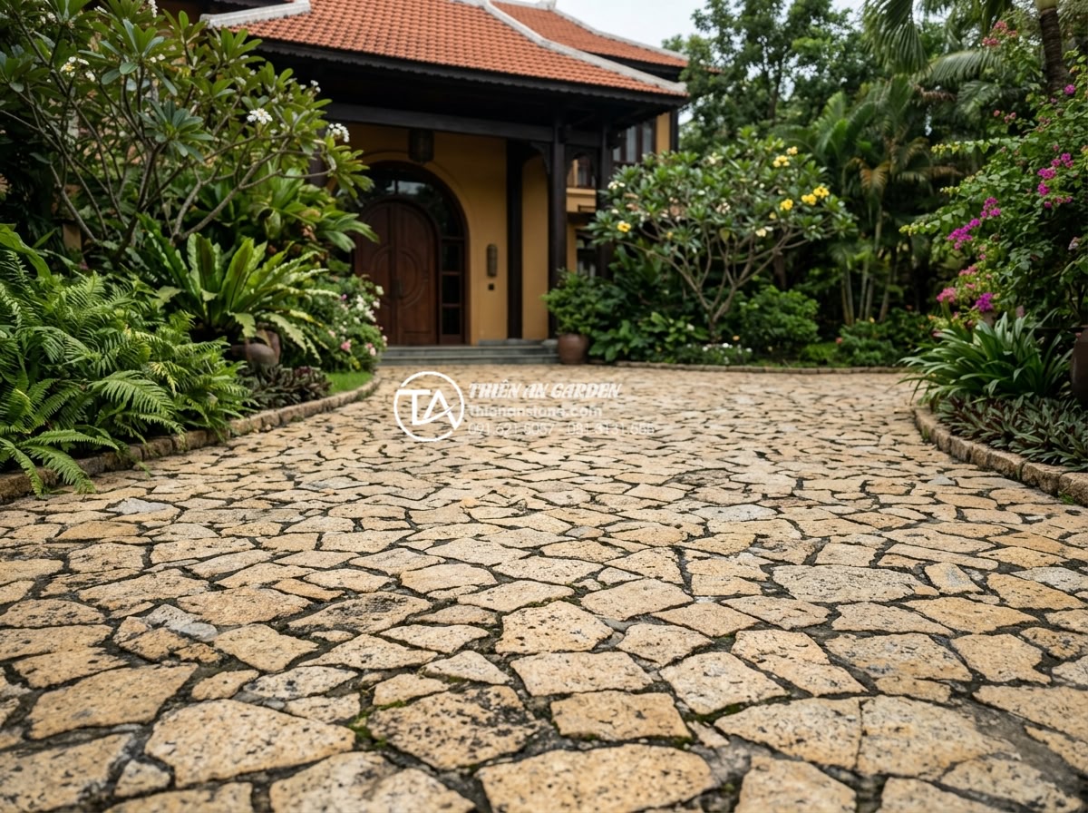 Review độ bền đá rối đen Lai Châu khi lát đường đi ô tô - Real project photo of a luxurious villa car driveway paved with black chaotic st