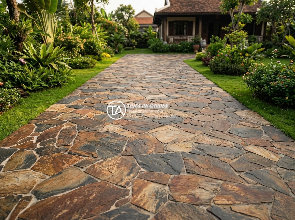 Review độ bền đá rối đen Lai Châu khi lát đường đi ô tô - Wide-angle shot of a complete car driveway paved with black chaotic stone from L