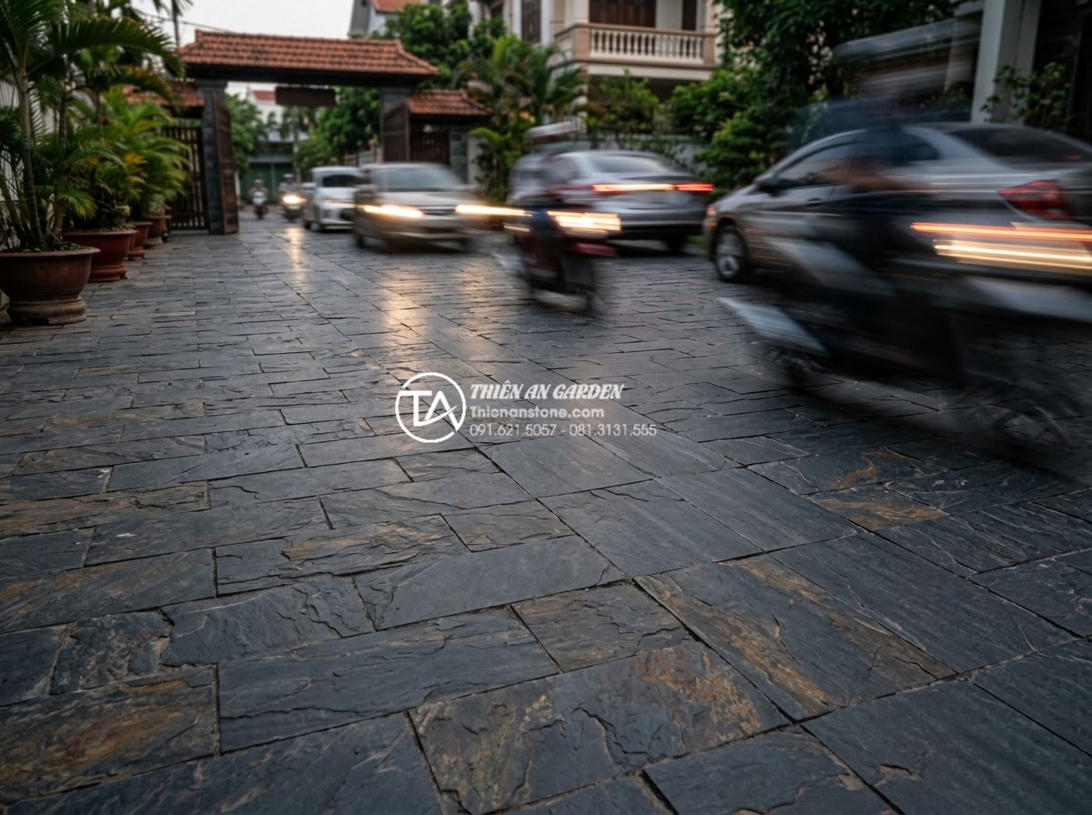 Review độ bền đá rối đen Lai Châu khi lát đường đi ô tô - Time-lapse style image showing durable black stone driveway after years of car t