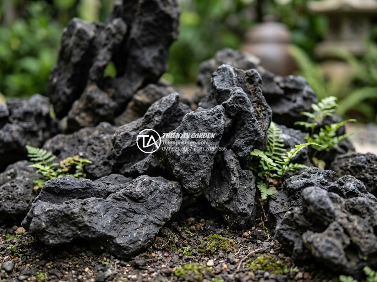 So sánh đá rối đen và đá rối đa sắc Lai Châu: Nên chọn loại nào? - Close-up view of uniform black chaotic natural slate stones with irregular twist