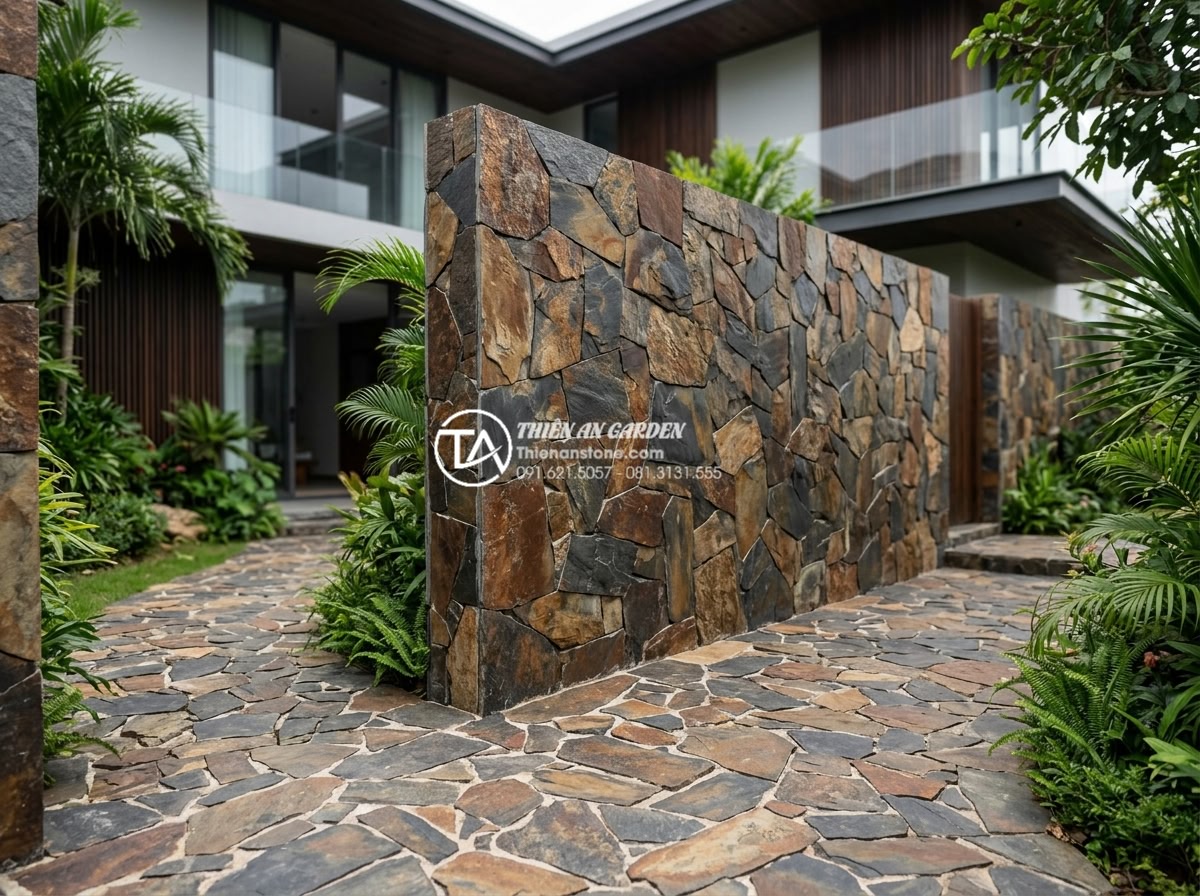 So sánh đá rối đen và đá rối đa sắc Lai Châu: Nên chọn loại nào? - Modern villa courtyard featuring black chaotic stone pathways and wall cladding 