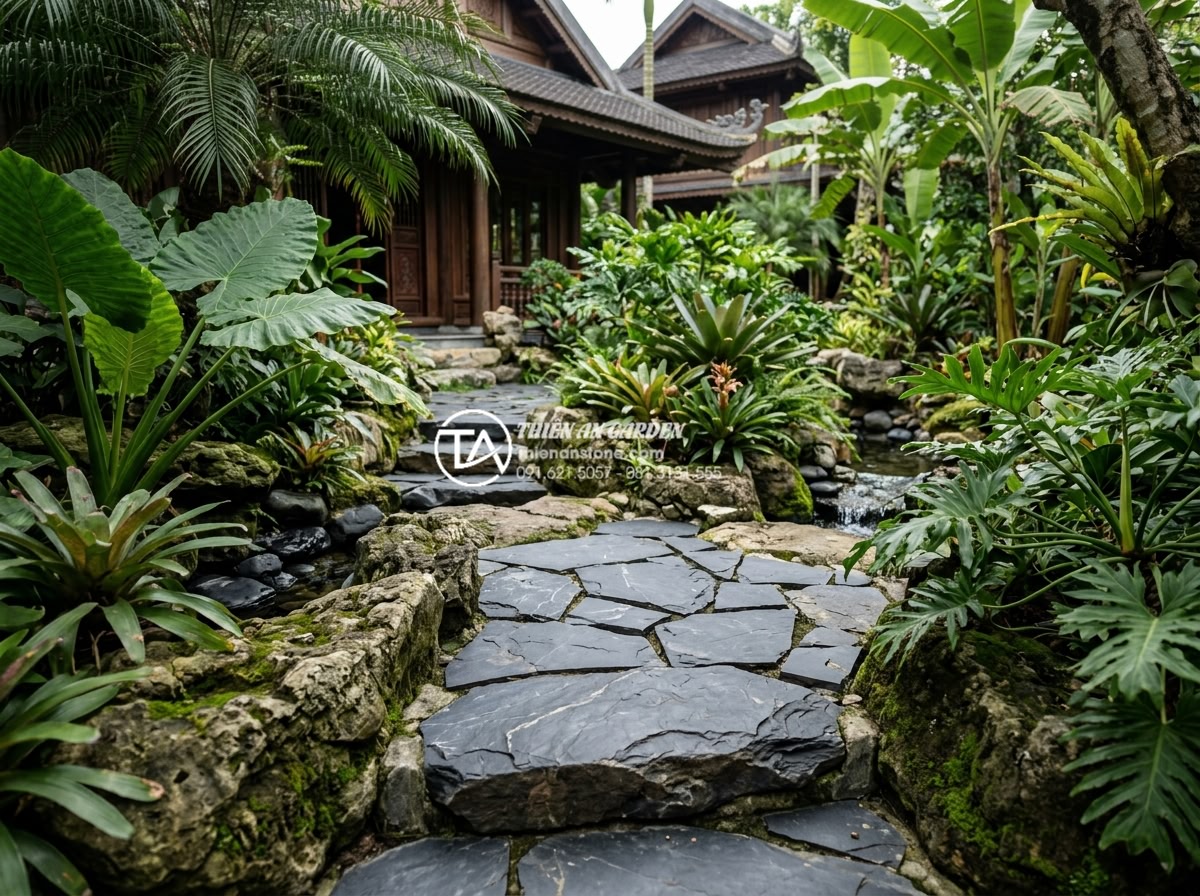So sánh đá rối đen và đá rối đa sắc Lai Châu: Nên chọn loại nào? - Luxury villa garden with multi-colored chaotic stones integrated into natural ro
