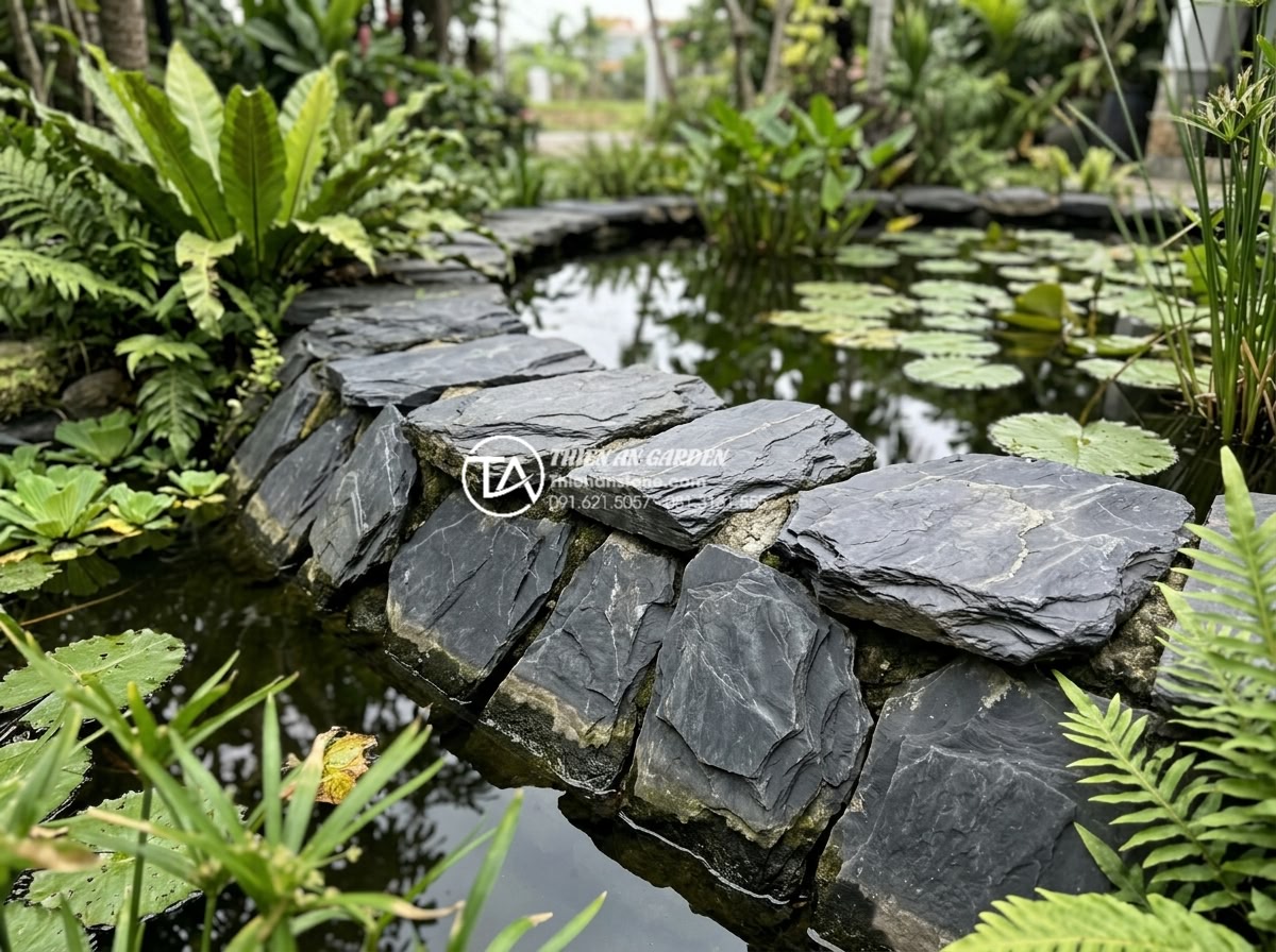 So sánh đá rối đen và đá rối đa sắc Lai Châu: Nên chọn loại nào? - Weather-resistant multi-colored and black chaotic stones installed in a real gar