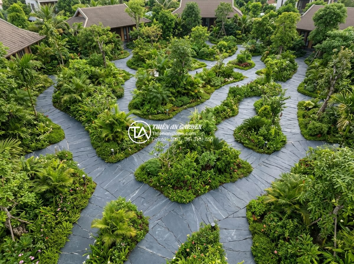 Sự kết hợp giữa đá rối đa sắc và cây xanh trong thiết kế sân vườn - Aerial view of a large resort garden project featuring extensive chaotic stone p