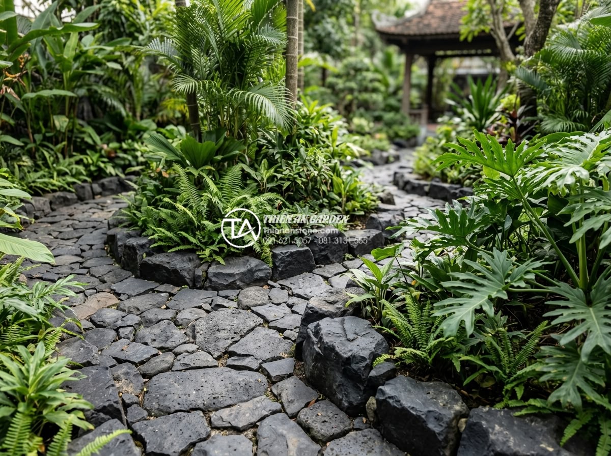 Sự kết hợp giữa đá rối đa sắc và cây xanh trong thiết kế sân vườn - Lush green garden with multi-colored chaotic stones forming natural borders arou