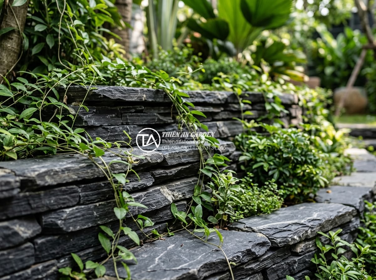Sự kết hợp giữa đá rối đa sắc và cây xanh trong thiết kế sân vườn - Layered arrangement of colorful Lai Chau stones with climbing green vines and sh