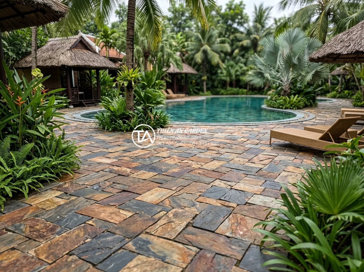Sự kết hợp giữa đá rối đa sắc và cây xanh trong thiết kế sân vườn - Resort-style landscape featuring chaotic multi-colored stones combined with lush