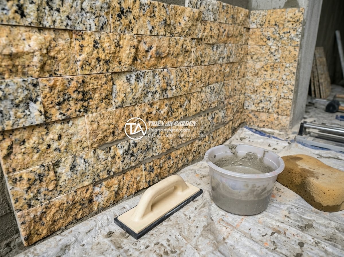 Tại sao nên dùng ốp gạch rối thay vì gạch men thông thường? - Step-by-step professional installation process of da roi tu nhien mosaic tiles o
