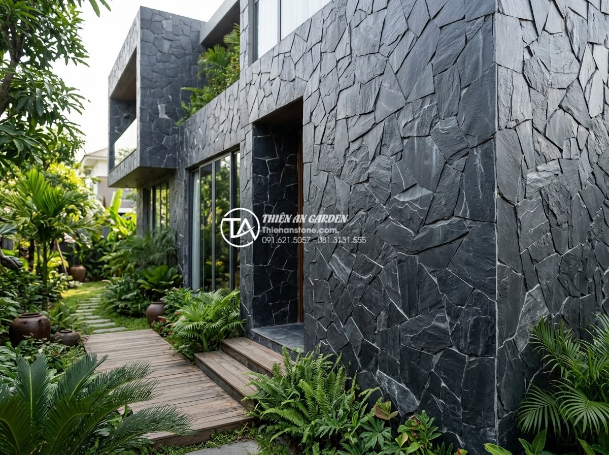 Top 10 mẫu đá rối ốp mặt tiền đẹp dẫn đầu xu hướng 2026 - High-resolution photograph of a modern villa exterior facade fully clad with nat