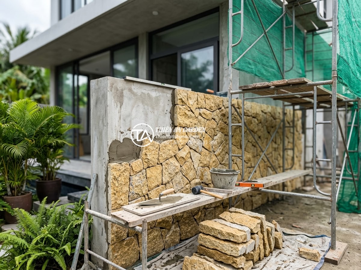 Top 10 mẫu đá rối ốp mặt tiền đẹp dẫn đầu xu hướng 2026 - Expert team installing high-quality irregular stone wall cladding on modern vill