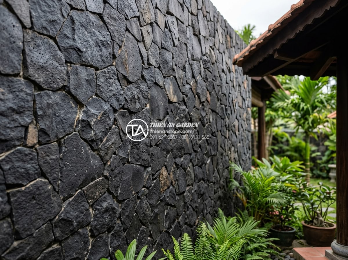 Top 10 mẫu đá rối ốp mặt tiền đẹp dẫn đầu xu hướng 2026 - Well-maintained rubble stone cladding on building exterior after years of use, s