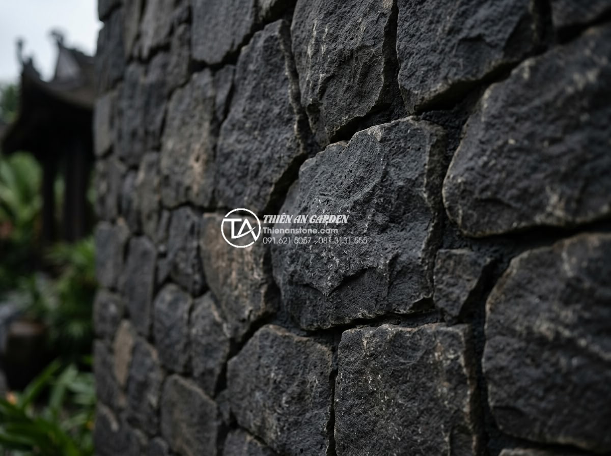 Top 10 mẫu đá rối ốp mặt tiền đẹp dẫn đầu xu hướng 2026 - Close-up detailed view of natural stone rubble cladding material showing irregul