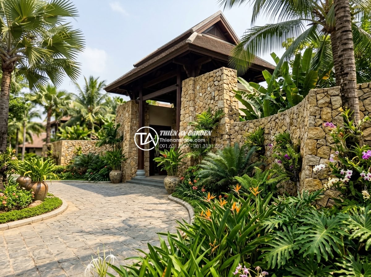 Top 10 mẫu đá rối ốp mặt tiền đẹp dẫn đầu xu hướng 2026 - Wide angle shot of a high-end resort entrance featuring textured rubble stone wa