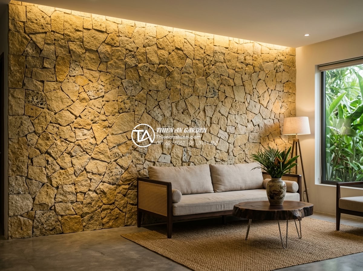 Ưu điểm của đá rối vàng ốp tường trong phong thủy nhà ở - Detailed interior wall featuring golden irregular stone cladding with varied til