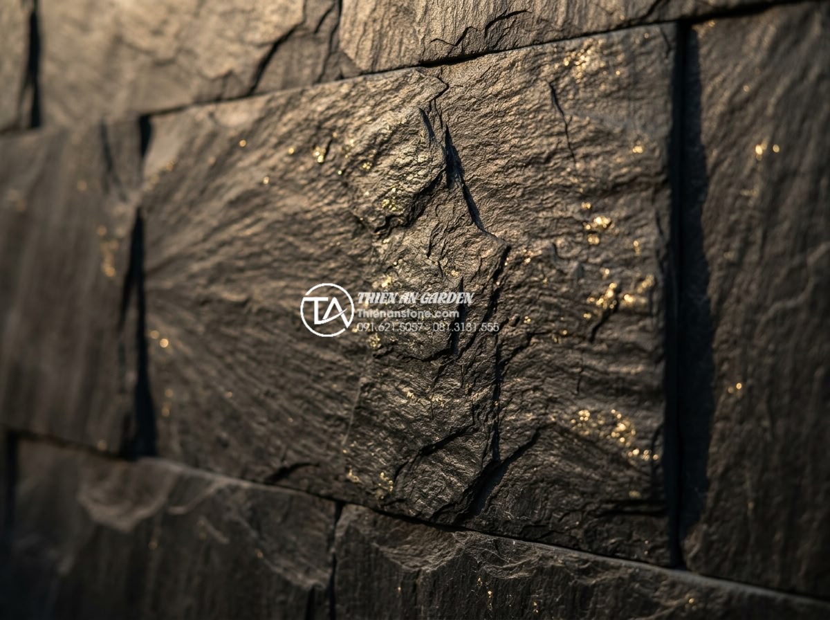 Ưu điểm của đá rối vàng ốp tường trong phong thủy nhà ở - Artistic close-up of golden chaotic stone wall texture with natural cracks and g