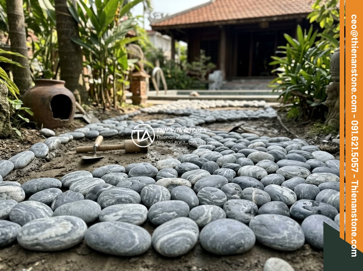 5 Sai lầm phổ biến khi thi công đá cuội vân mây khiến sân vườn mất cân đối - Hình 12 5 Sai lầm phổ biến khi thi công đá cuội vân mây khiến sân vườn mất cân đối - High-quality uniform cloud-patterned pebble stones being installed by profession