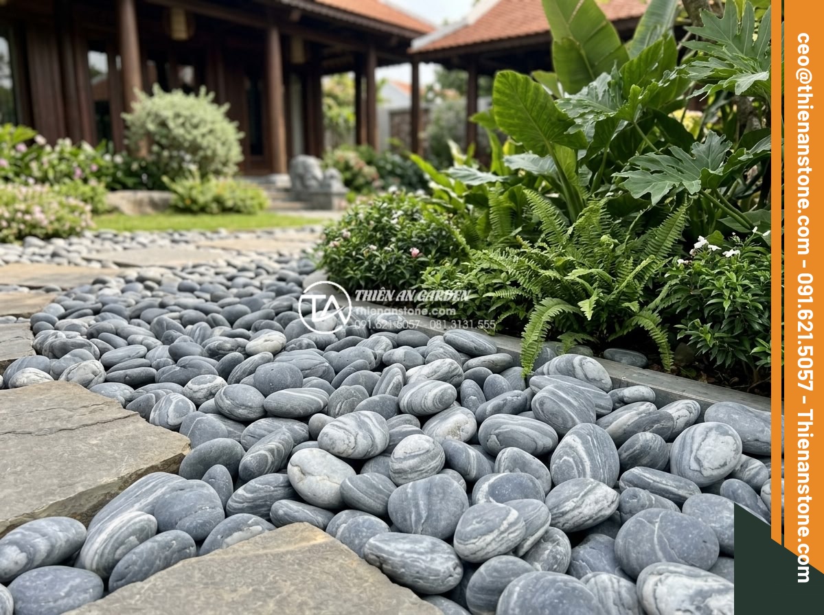 5 Sai lầm phổ biến khi thi công đá cuội vân mây khiến sân vườn mất cân đối - Hình 18 5 Sai lầm phổ biến khi thi công đá cuội vân mây khiến sân vườn mất cân đối - Team of expert landscapers from Thien An Stone working on a premium pebble stone