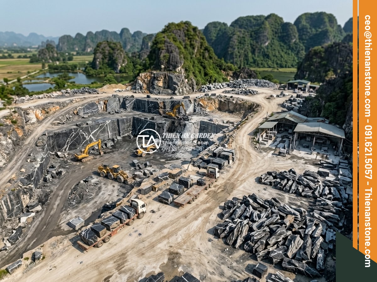 Báo giá đá lũa đen 2026: Giá sỉ và lẻ tại xưởng mới nhất - Hình 6 Báo giá đá lũa đen 2026: Giá sỉ và lẻ tại xưởng mới nhất - Aerial view of a large stone quarry in Ninh Binh province with black lava stone