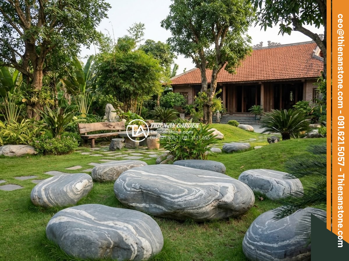 Đá cuội lớn (đá cuội loại to): Giải pháp cho hòn non bộ và cảnh quan vĩ mô - Hình 10 Đá cuội lớn (đá cuội loại to): Giải pháp cho hòn non bộ và cảnh quan vĩ mô - Panoramic shot of a large villa garden featuring oversized pebble stones integra