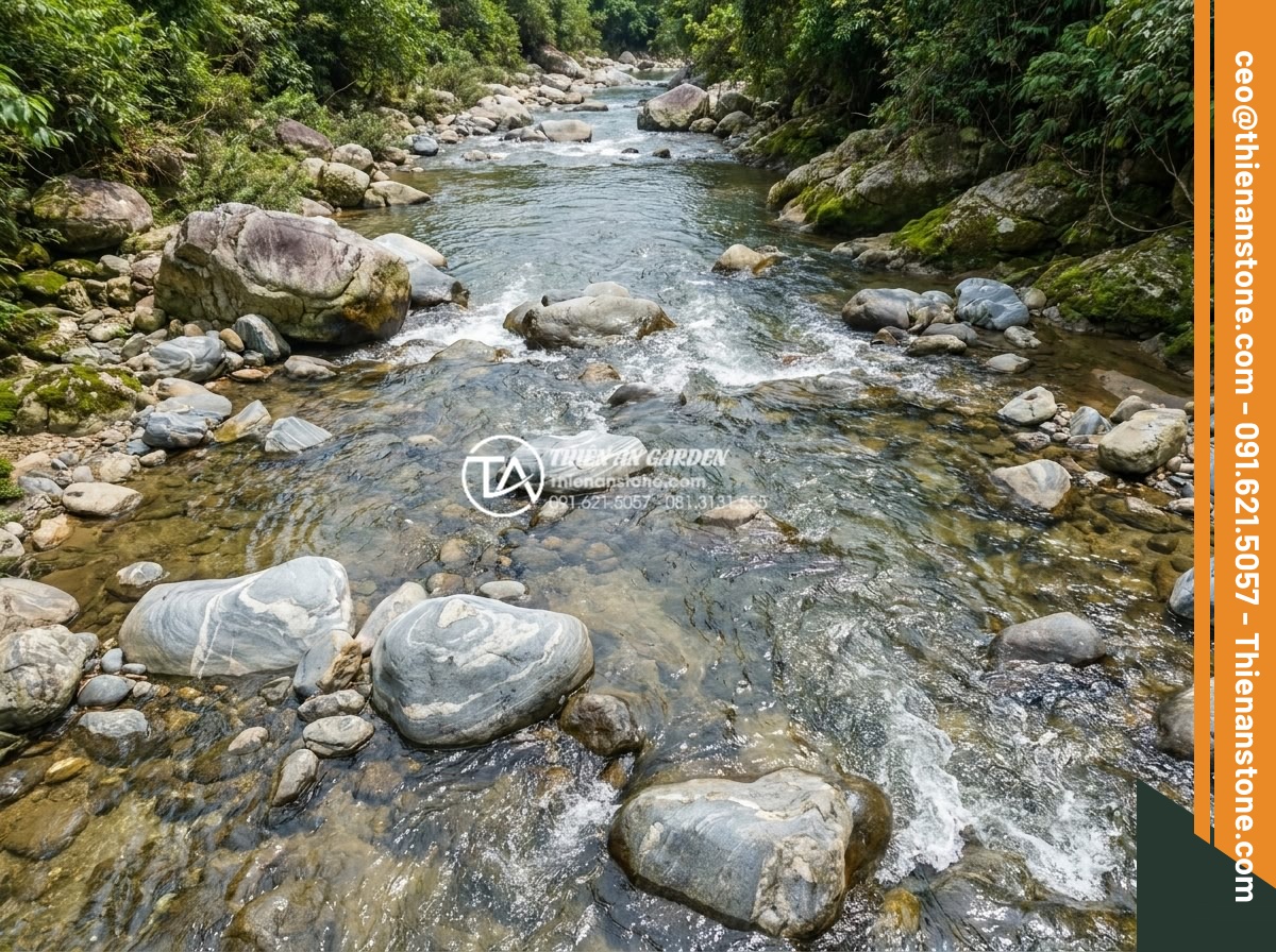 Đá cuội lớn (đá cuội loại to): Giải pháp cho hòn non bộ và cảnh quan vĩ mô - Hình 3 Đá cuội lớn (đá cuội loại to): Giải pháp cho hòn non bộ và cảnh quan vĩ mô - Detailed aerial photograph capturing the natural formation process of large pebb