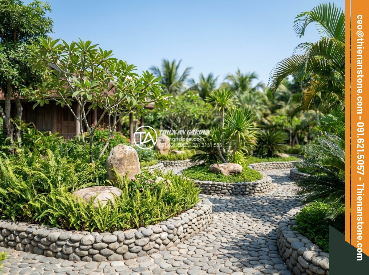 Đá cuội sân vườn: Ý tưởng trang trí và hướng dẫn lát đá cuội đẹp hút mắt - Hình 2 Đá cuội sân vườn: Ý tưởng trang trí và hướng dẫn lát đá cuội đẹp hút mắt - Wide angle shot of a serene tropical garden featuring pebble stone borders aroun