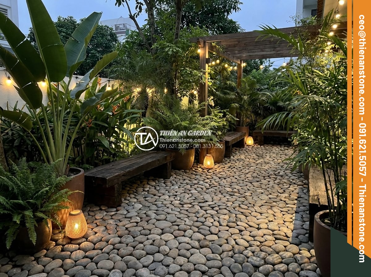 Đá cuội sân vườn: Ý tưởng trang trí và hướng dẫn lát đá cuội đẹp hút mắt - Hình 3 Đá cuội sân vườn: Ý tưởng trang trí và hướng dẫn lát đá cuội đẹp hút mắt - Beautiful modern garden with pebble stone patio area surrounded by tropical plan