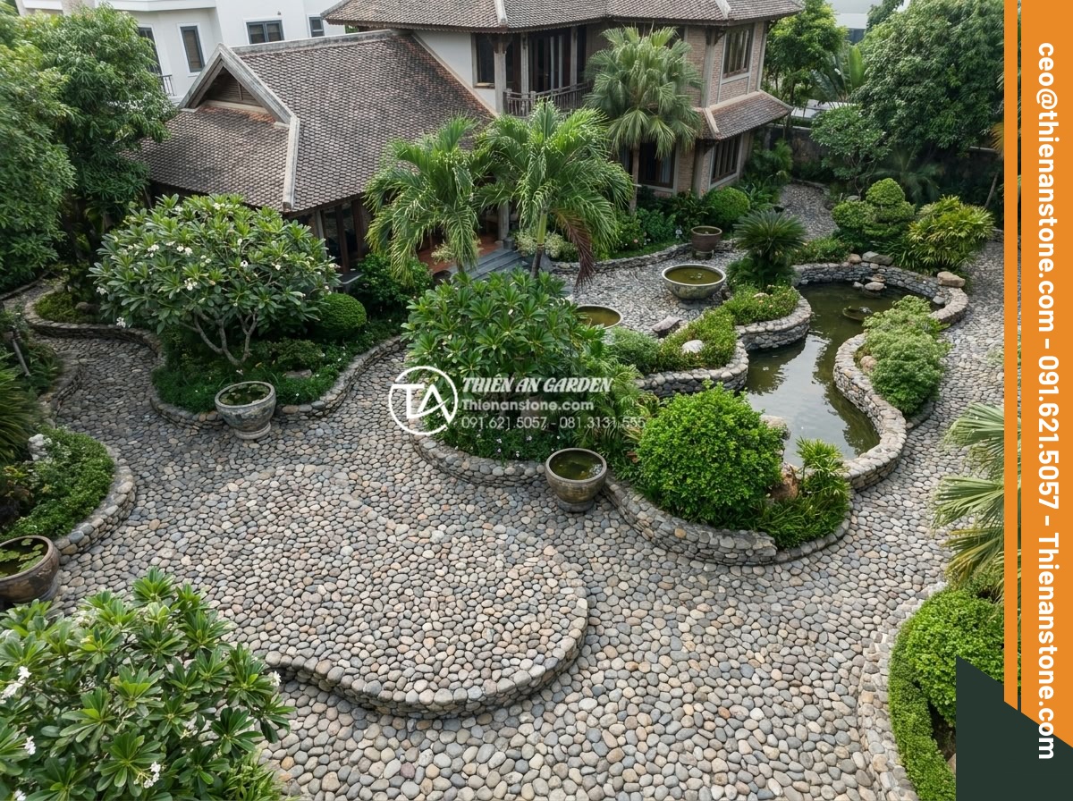 Đá cuội sân vườn: Ý tưởng trang trí và hướng dẫn lát đá cuội đẹp hút mắt - Hình 4 Đá cuội sân vườn: Ý tưởng trang trí và hướng dẫn lát đá cuội đẹp hút mắt - Aerial view of a luxurious villa garden featuring extensive pebble stone landsca