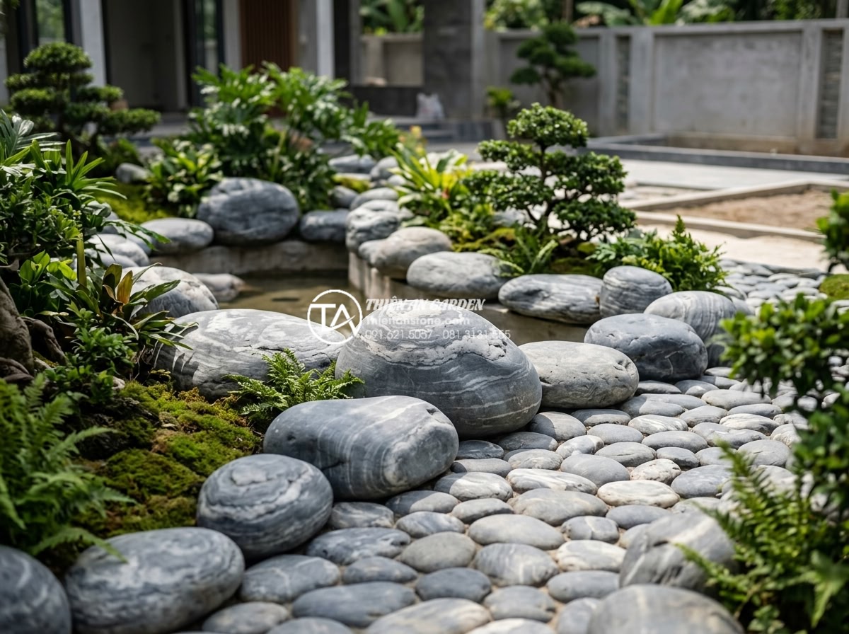 Đá cuội vân mây đỏ: Sắc màu độc bản nâng tầm đẳng cấp không gian - Happy customer and team at completed luxury garden project featuring red cloud-v