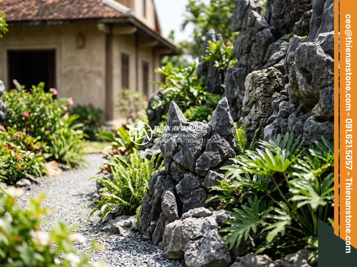 Địa chỉ bán đá tai mèo Hà Giang và Ninh Bình chất lượng nhất - Expert landscaper discussing cat ear stone projects with satisfied villa owners
