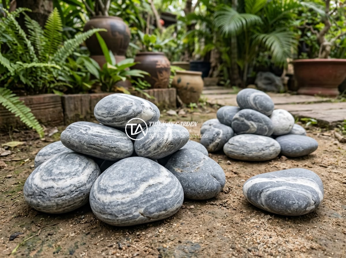 Kỹ thuật xếp layout đá cuội vân mây tạo hiệu ứng dòng chảy tự nhiên - Hình 15 Kỹ thuật xếp layout đá cuội vân mây tạo hiệu ứng dòng chảy tự nhiên - Side-by-side comparison photo of cloud-veined pebble stones versus other river p