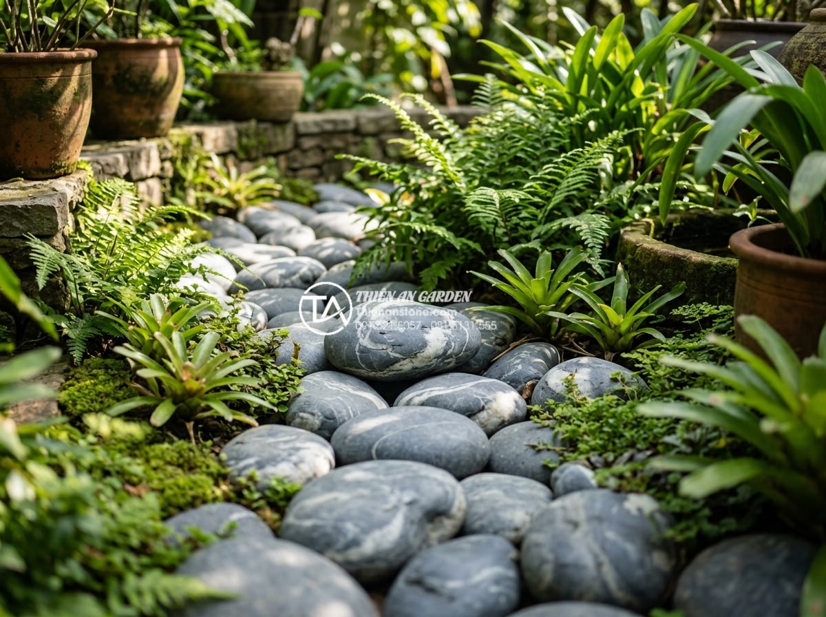 Kỹ thuật xếp layout đá cuội vân mây tạo hiệu ứng dòng chảy tự nhiên - Hình 20 Kỹ thuật xếp layout đá cuội vân mây tạo hiệu ứng dòng chảy tự nhiên - Long-term maintained natural flow pebble layout in a beautiful garden after seve