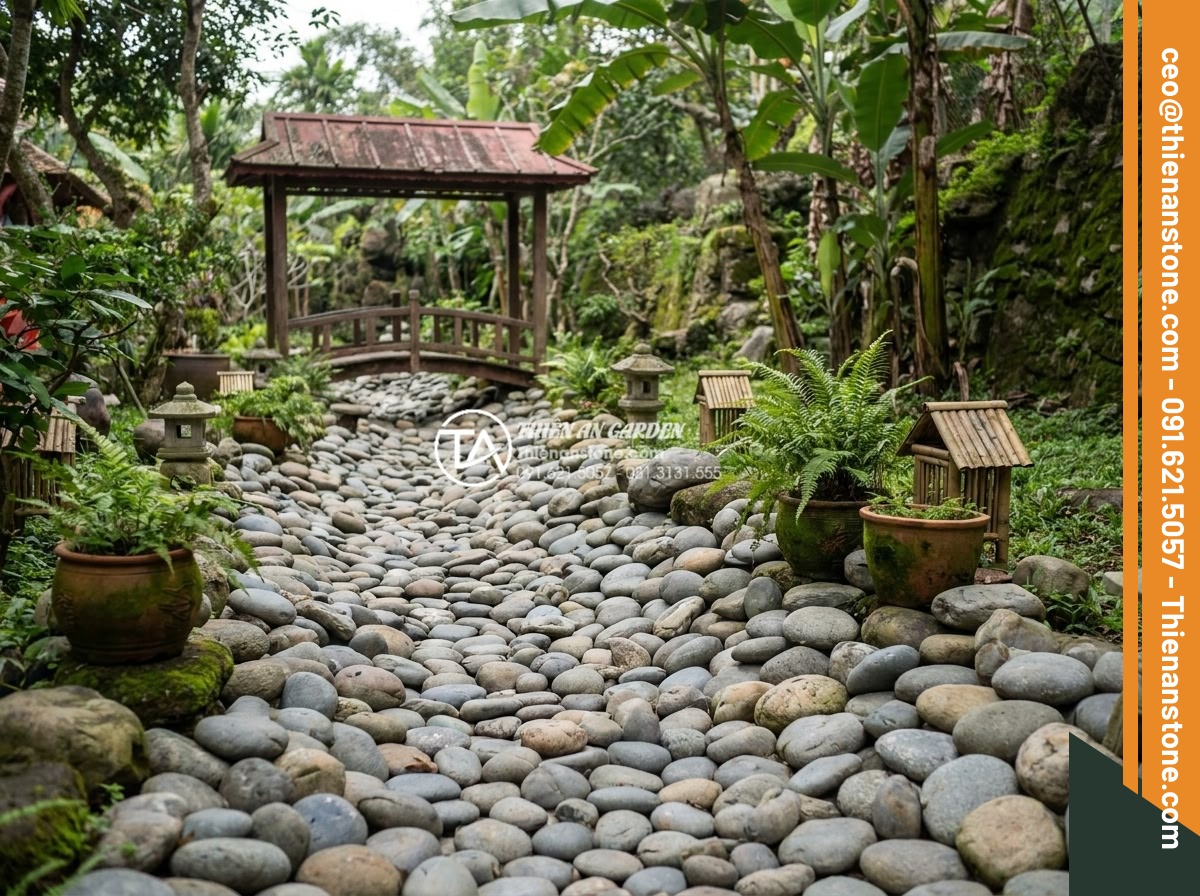 Suối đá cuội nhân tạo: Kỹ thuật thi công dòng suối khô trong sân vườn - Beautifully decorated dry pebble stream with added ornamental elements and surro