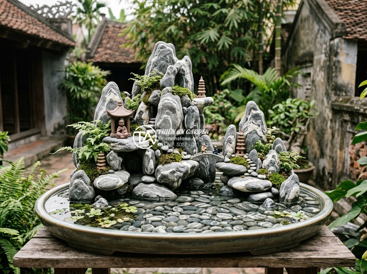Top 15 Layout đá cuội vân mây đẹp nhất cho hồ cá Koi và hòn non bộ - Hình 27 Top 15 Layout đá cuội vân mây đẹp nhất cho hồ cá Koi và hòn non bộ - Hòn non bộ featuring decorative statues and cloud patterned pebble base