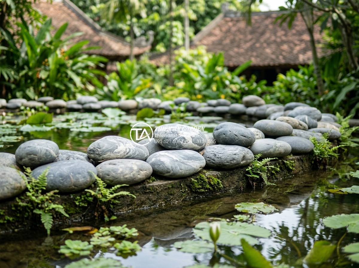 Top 15 Layout đá cuội vân mây đẹp nhất cho hồ cá Koi và hòn non bộ - Hình 36 Top 15 Layout đá cuội vân mây đẹp nhất cho hồ cá Koi và hòn non bộ - Elevated pond edge design with pebble aesthetics
