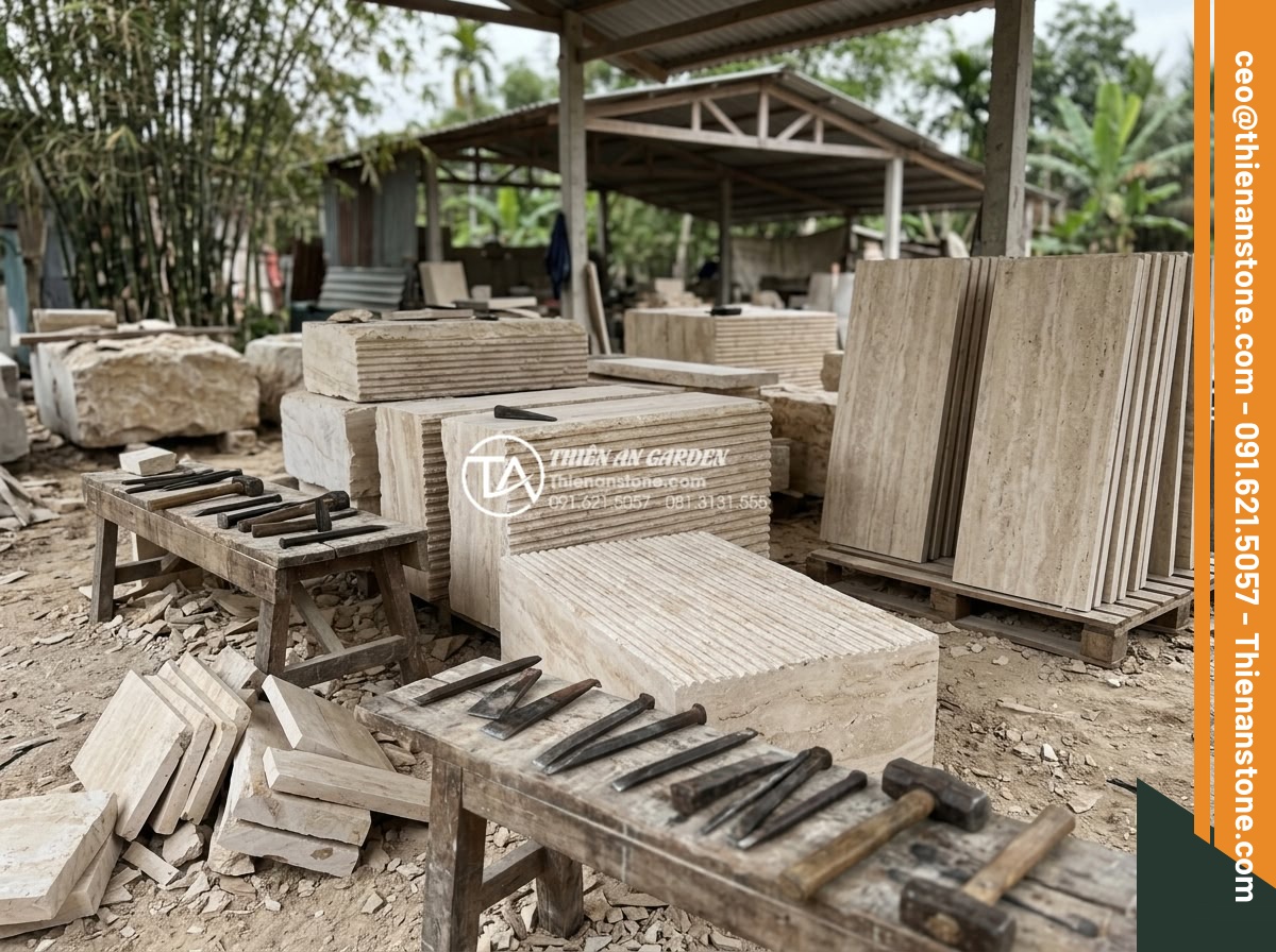 3 Sai lầm thường gặp khi thi công đá răng lược khiến công trình nhanh hỏng - Hình 10 3 Sai lầm thường gặp khi thi công đá răng lược khiến công trình nhanh hỏng - Overview of stone production workshop with workers hand-splitting natural stone