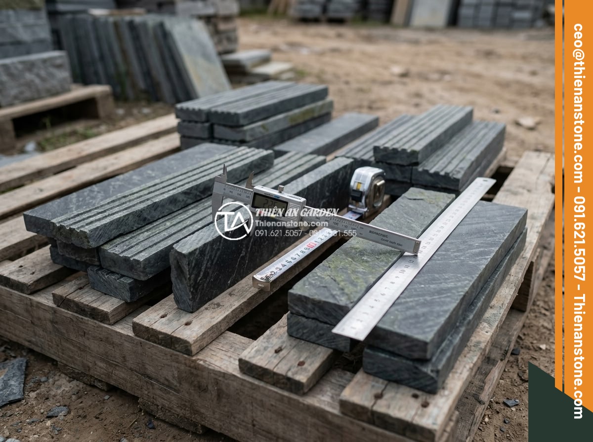 3 Sai lầm thường gặp khi thi công đá răng lược khiến công trình nhanh hỏng - Hình 4 3 Sai lầm thường gặp khi thi công đá răng lược khiến công trình nhanh hỏng - Professional inspection of comb tooth stone quality at a stone yard, workers che