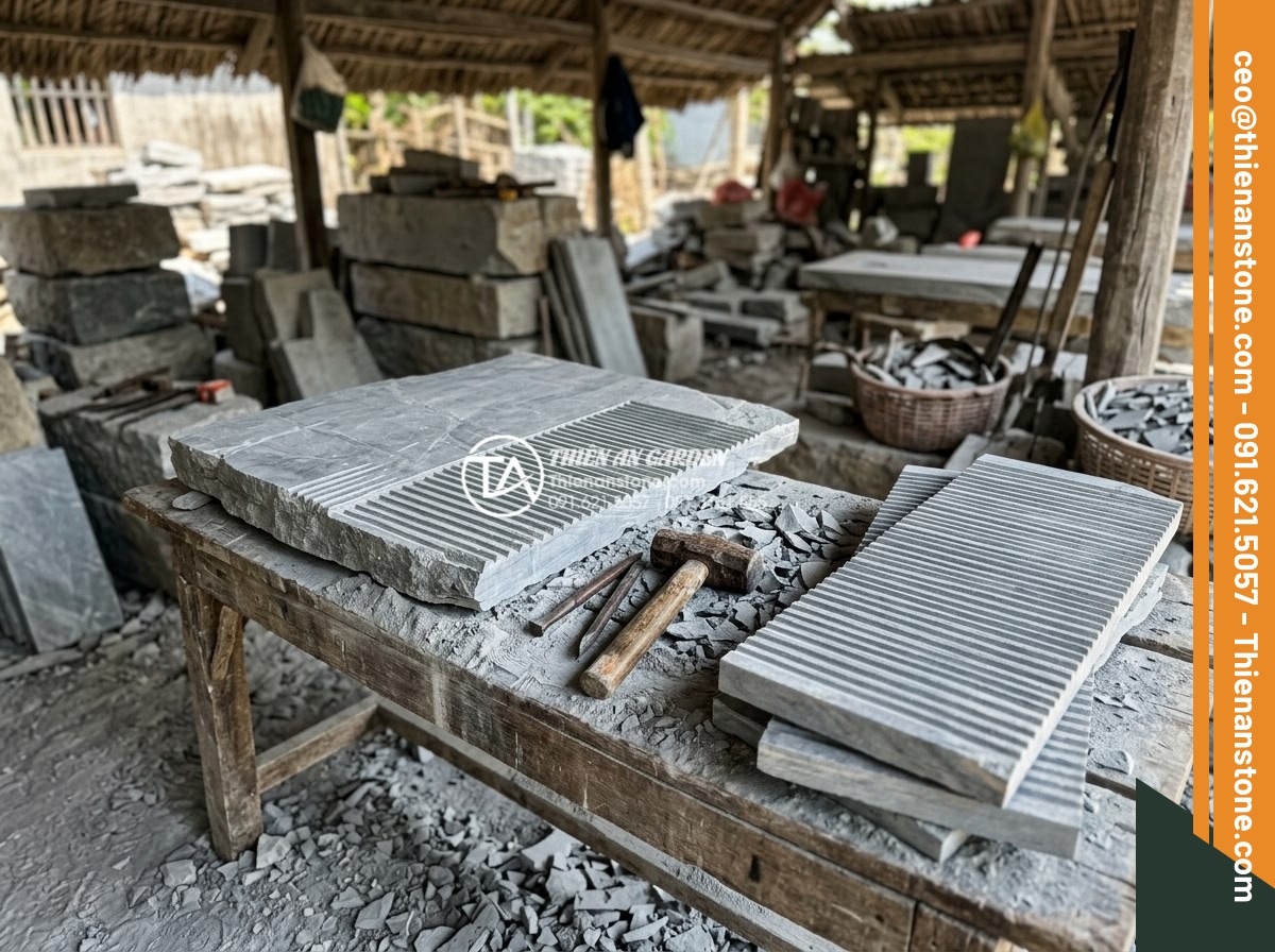 3 Sai lầm thường gặp khi thi công đá răng lược khiến công trình nhanh hỏng - Hình 9 3 Sai lầm thường gặp khi thi công đá răng lược khiến công trình nhanh hỏng - Artisan craftsmen in a traditional Vietnamese stone carving village hand-chiseli