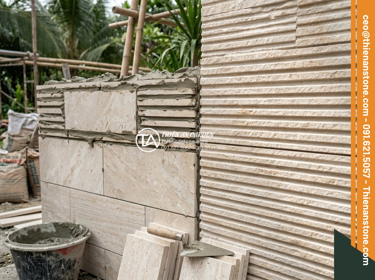 Báo giá đá răng lược 2026: Cập nhật đơn giá mới nhất tại kho - Hình 14 Báo giá đá răng lược 2026: Cập nhật đơn giá mới nhất tại kho - Detailed view of comb tooth stone wall installation process showing mortar appli