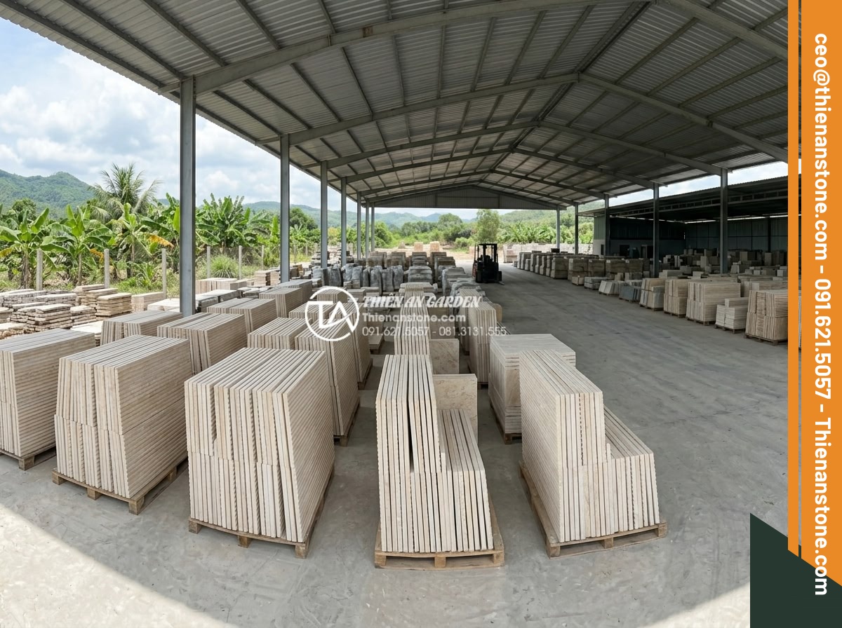 Báo giá đá răng lược 2026: Cập nhật đơn giá mới nhất tại kho - Hình 2 Báo giá đá răng lược 2026: Cập nhật đơn giá mới nhất tại kho - Panoramic view of large natural comb tooth stones arranged in a professional sto