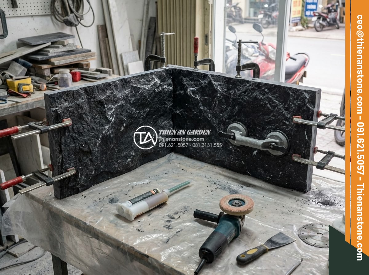 Bí quyết xử lý khe nối khi ghép cạnh đá hoa cương cho mặt bếp chữ L - Hình 2 Bí quyết xử lý khe nối khi ghép cạnh đá hoa cương cho mặt bếp chữ L - Overview of professional granite edge joining process for L-shaped kitchen islan