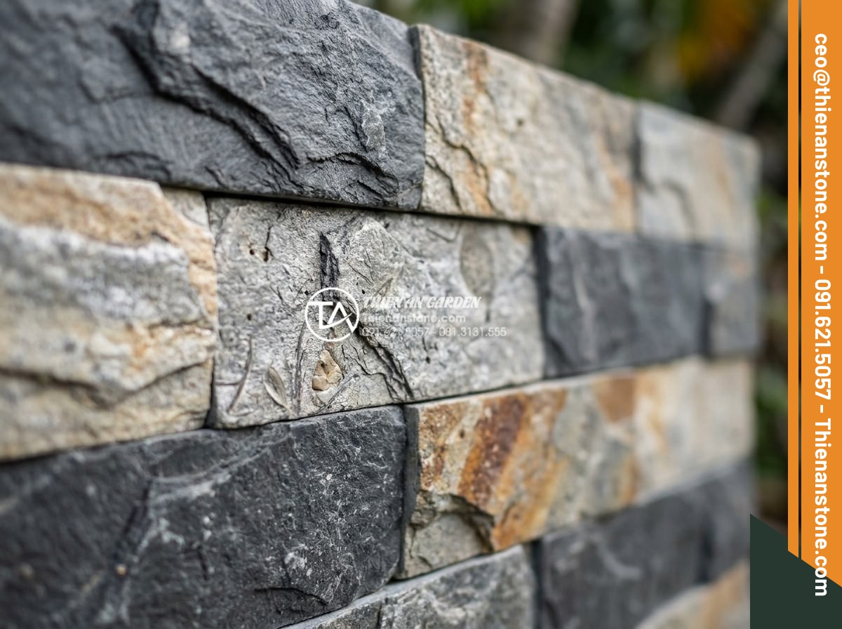 Cách phân biệt đá ghép tự nhiên thật và đá ghép nhân tạo kém chất lượng - Macro close-up photograph of genuine natural stone surface revealing intricate m