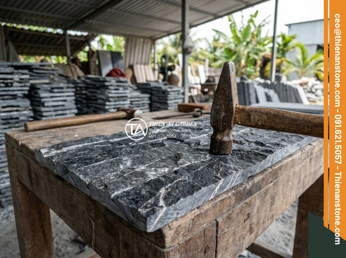 Cách phân biệt đá ghép tự nhiên thật và đá ghép nhân tạo kém chất lượng - Action shot of a craftsman gently tapping natural stone veneer with a small hamm