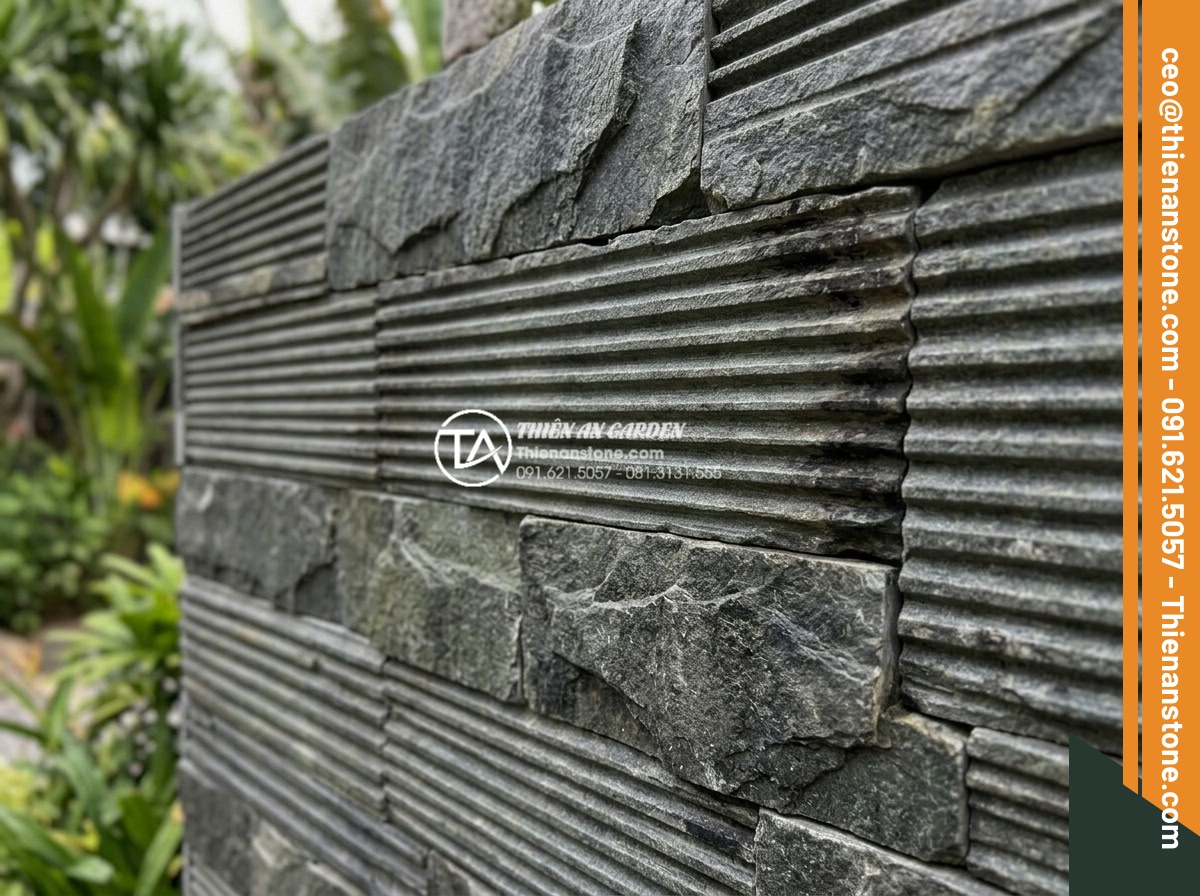Cách tính diện tích và số lượng đá răng lược cần mua chính xác nhất - Close-up photograph of natural gray comb tooth stone tiles showing detailed para