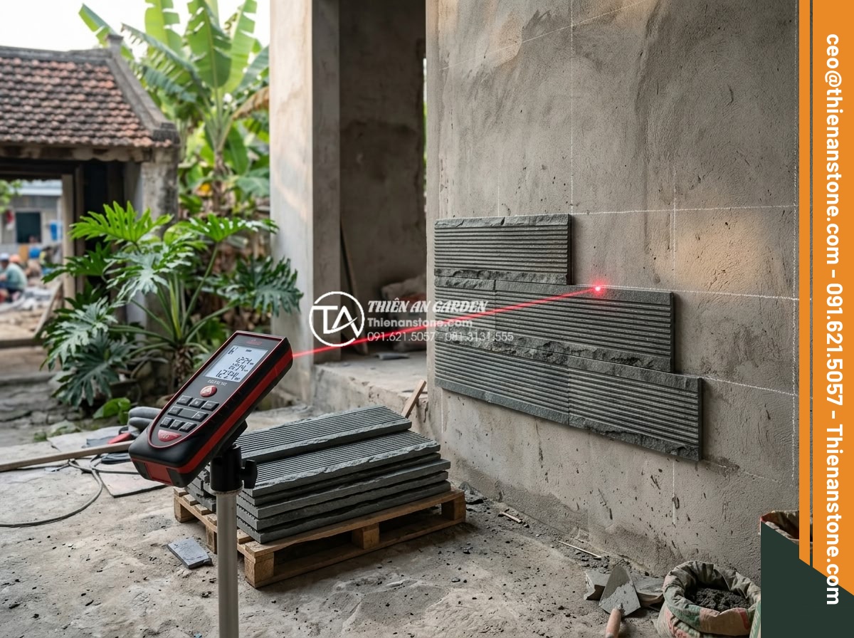 Cách tính diện tích và số lượng đá răng lược cần mua chính xác nhất - Step-by-step guide image showing technician using laser distance meter to measur
