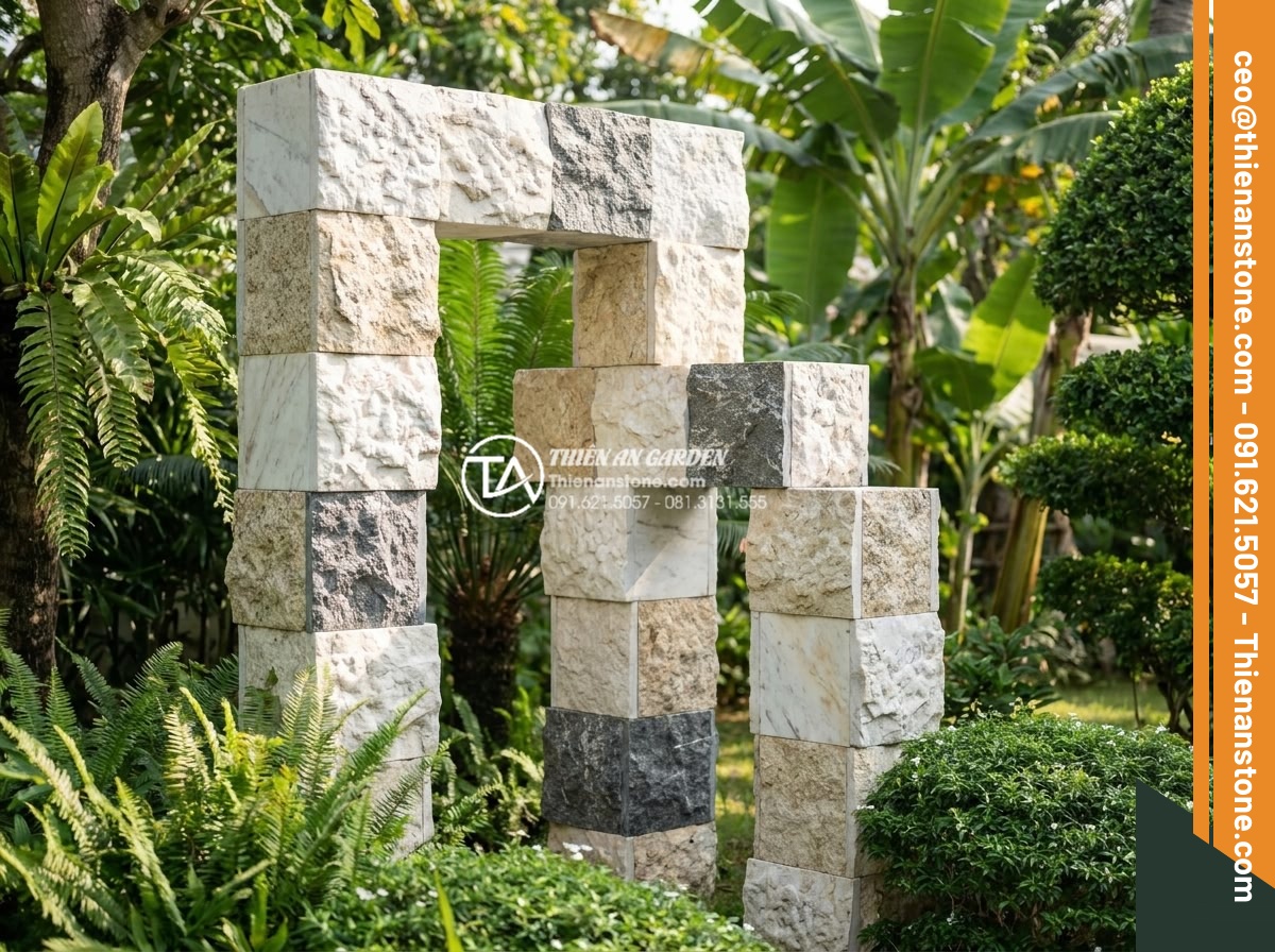 Đá ghép 4 màu có tốt không? Đánh giá độ bền và tính thẩm mỹ thực tế - Creative artistic installation of 4-color stones forming a modern sculpture in a