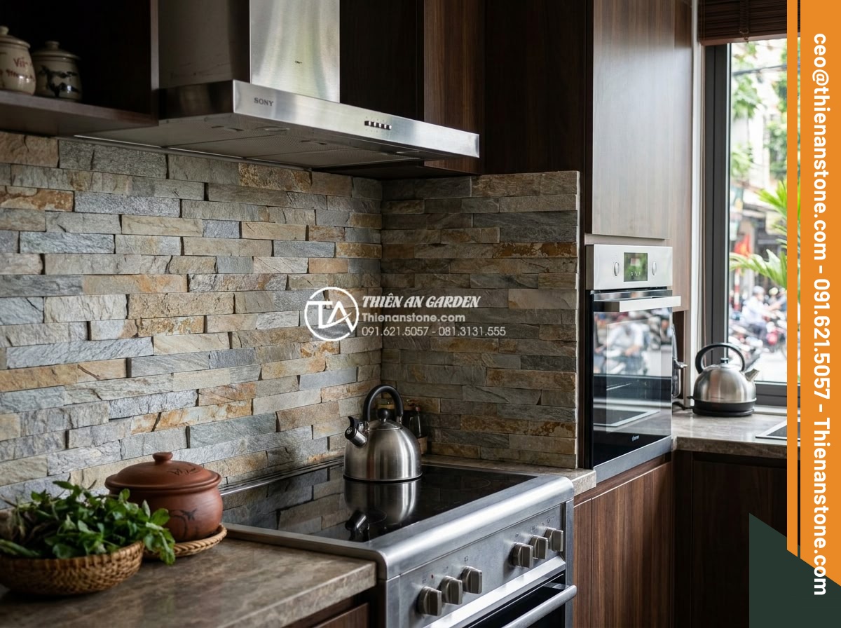 Đá ghép đen và đá ghép vân gỗ: Sự kết hợp hoàn hảo cho không gian nội thất - Modern kitchen backsplash using combined black and wood grain mosaic stones with