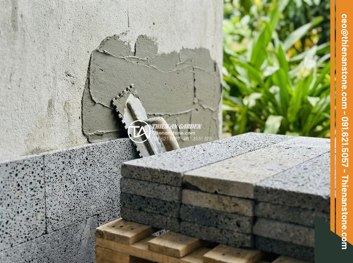 Đá ghép tổ ong xám: Xu hướng lựa chọn hàng đầu cho kiến trúc hiện đại - Step-by-step professional installation process of gray honeycomb stacked stone o