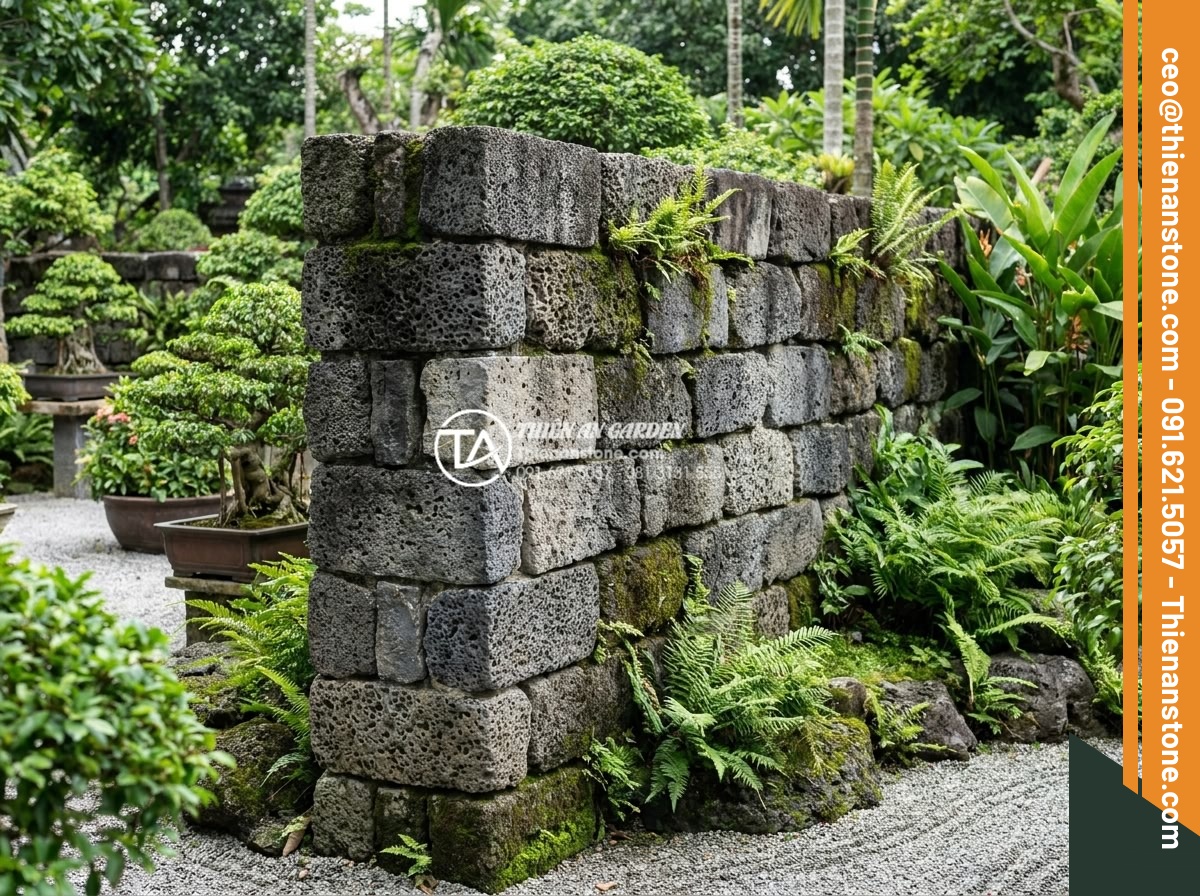 Đá ghép tổ ong xám: Xu hướng lựa chọn hàng đầu cho kiến trúc hiện đại - Long-term maintained gray stacked stone wall in an outdoor garden setting after 