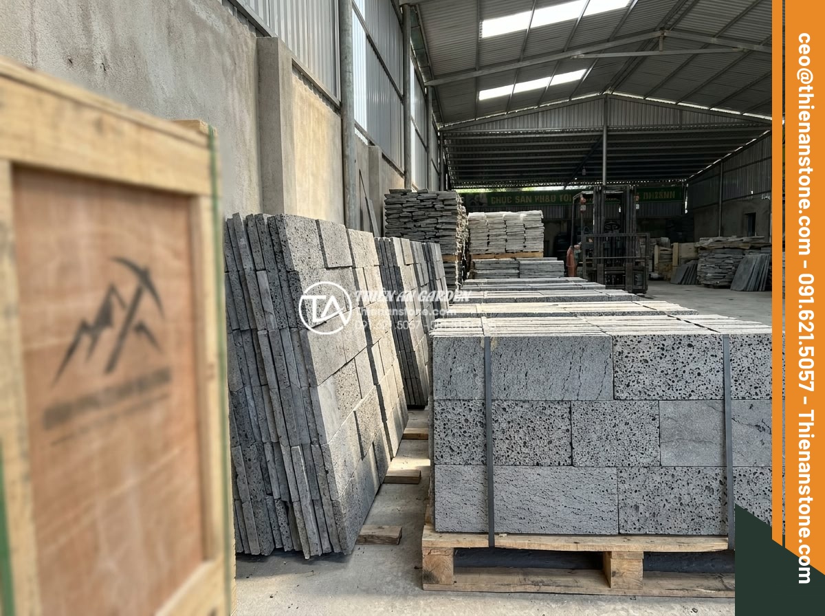Đá ghép tổ ong xám: Xu hướng lựa chọn hàng đầu cho kiến trúc hiện đại - Happy customer inspecting high-quality gray honeycomb stacked stone slabs at a s